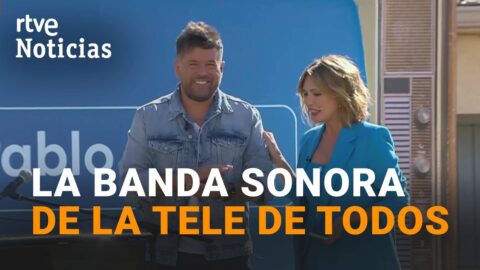 Pablo López toca al piano sintonías históricas de TVE