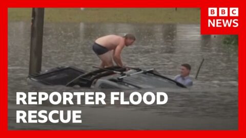 Periodista nada en inundación y rescata a conductor en Australia