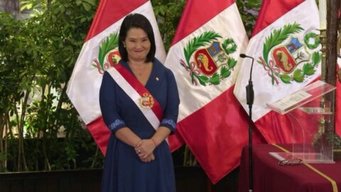 Perú prohíbe maquillaje y exige pelo corto en escuelas públicas