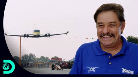 Piloto de aviones desafía a un preparador a una carrera contra un avión