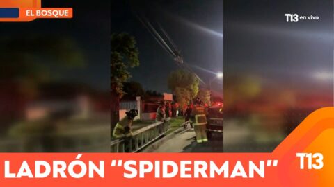 Presunto ladrón queda colgado de cables y Bomberos lo rescata