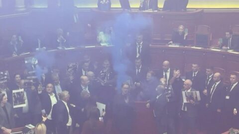 Protestas en Albania: oposición lanza bengalas en el Parlamento
