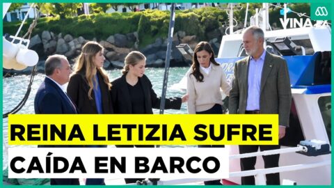 Reina Letizia sufre resbalón al bajar de un barco pesquero