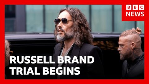 Russell Brand enfrenta juicio por presuntas violaciones en Londres