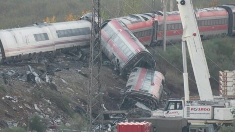 Sánchez pide esclarecer causas del choque de trenes en España