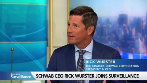 Schwab bloquea agentes de IA no autorizados, según su CEO