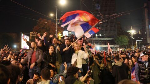 Serbia celebra la salida de Vucic tras triunfo estudiantil