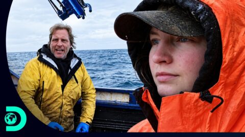 Sig enseña a su hija las técnicas de pesca en cubierta, en el mar de Bering