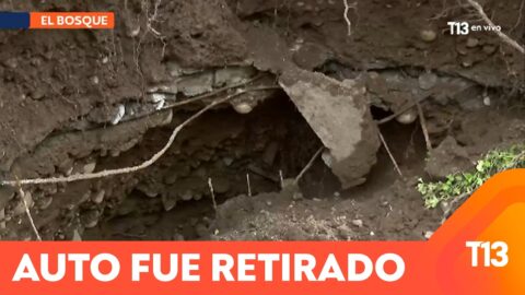 Socavón se abre en patio de casa y traga un auto