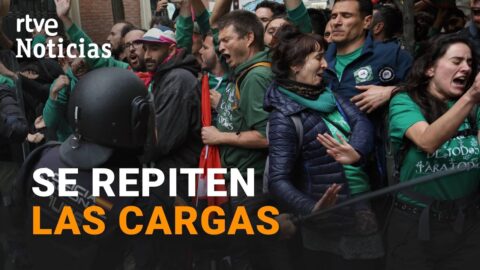Tensión entre policía y docentes en huelga durante un acto de Ayuso