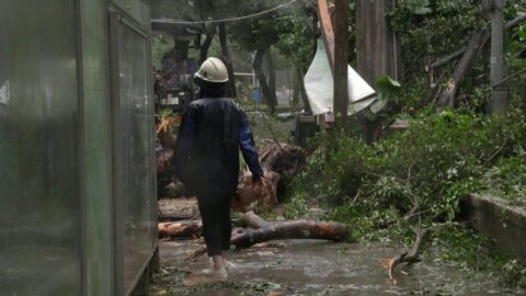 Tifón Champi deja sin luz a decenas de miles de hogares en Taiwán