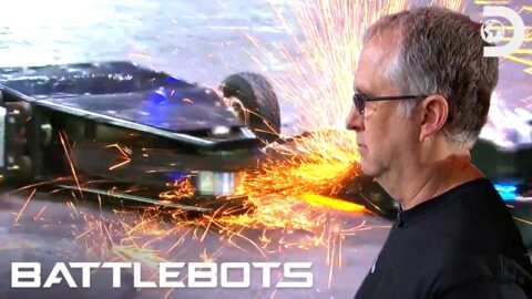Tombstone embiste y busca el knockout en BattleBots