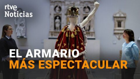 Trajes icónicos de Freddie Mercury se exhiben en Londres