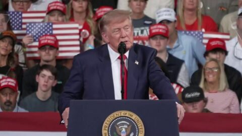 Trump atribuye las protestas en Francia a migrantes y las separa de la educación