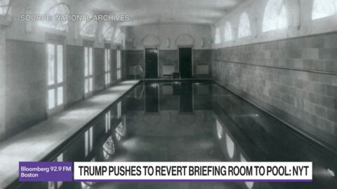 Trump evalúa convertir la sala de prensa de la Casa Blanca en piscina
