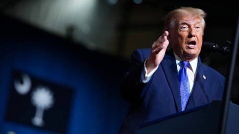 Trump vuelve a los mitines en Iowa y Kansas antes del martes