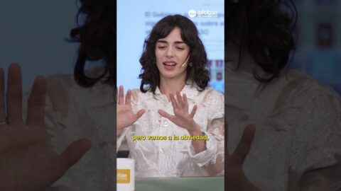 Una cantante muestra en vivo cómo se escribe una canción