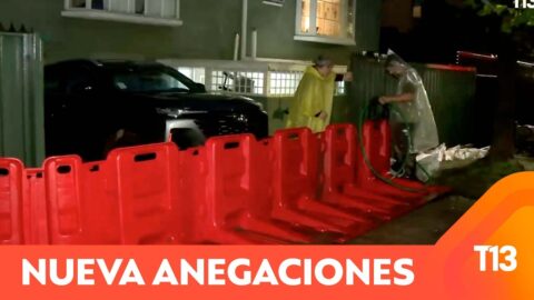 Vecinos de Las Condes buscan volver a sus casas anegadas