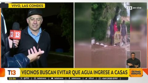 Vecinos de Las Condes intentan frenar el ingreso de agua a casas