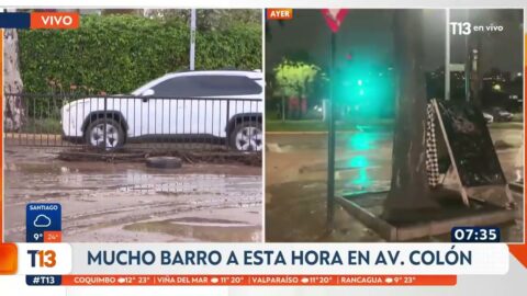 Vehículo queda varado en barro en calle de Las Condes