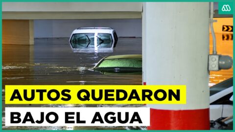 Vehículos varados y calles anegadas tras temporal en Providencia