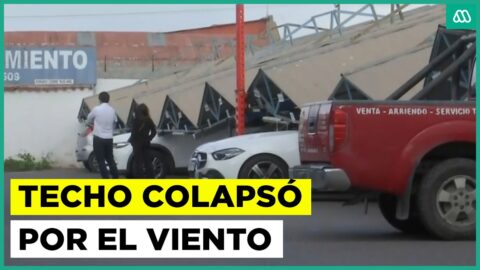 Viento derriba techumbre y aplasta autos en La Serena