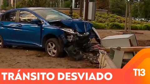 Violento choque en Vitacura derriba un poste