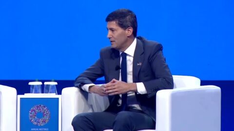 Warsh ve economía de EE.UU. sólida y evita hablar de tasas